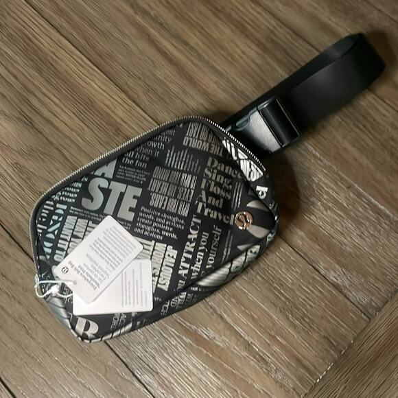 NWT everywhere belt bag 1L lululemon manifesto print - Picture 2 of 6